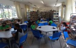 Crianças e adolescentes na biblioteca