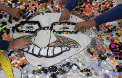 Alunos da Escola Prefeito Souza Lima transformando objetos inutilizados em obras de arte. 