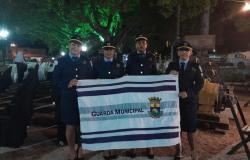 Agentes femininas da Guarda Municipal segurando bandeira da Guarda Municipal