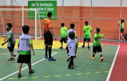 Esporte Esperança abre vagas para aulas gratuitas de futsal misto.
