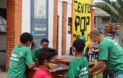 Crianças no Centro Pop Miguilim durante atividades recreativas