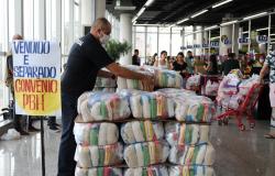 Homem organizando cestas que foram distribuidas para os Beneficiários.