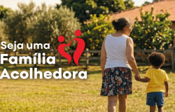 fotografia criada com auxílio de inteligência artificial, em formato horizontal, com uma estética acolhedora e natural. A cena mostra, em um ambiente residencial arborizado, uma mulher adulta e uma criança caminhando de mãos dadas por uma área gramada, em direção ao fundo da imagem.