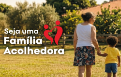 fotografia criada com auxílio de inteligência artificial, em formato horizontal, com uma estética acolhedora e natural. A cena mostra, em um ambiente residencial arborizado, uma mulher adulta e uma criança caminhando de mãos dadas por uma área gramada, em direção ao fundo da imagem.