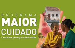 Imagem gráfica com colagem de fotos. Uma mão segura uma casa, rodeada de flores, e ao lado uma idosa sorri ao olhar para sua cuidadora. Há o texto Programa Maior Cuidado.