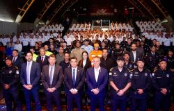 Foto oficial reúne autoridades, representantes das forças de segurança, Defesa Civil e demais participantes durante evento realizado em auditório.