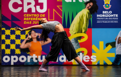 Jovem realiza movimento de dança em frente a painel colorido do Centro de Referência das Juventudes (CRJ), em Belo Horizonte.
