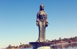 Estátua da Iemanjá, na Lagoa da Pampulha, durante o dia.