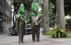 Estátuas próximas à fachada da Prefeitura de Belo Horizonte com enfeites de carnaval