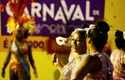 Mulheres com máscara no Carnaval