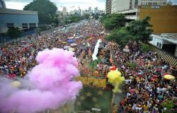Mais de quinhentas pessoas acompanham o Bloco "Então, Brilha!", no Carnaval 2018. Foto ilustrativa. 