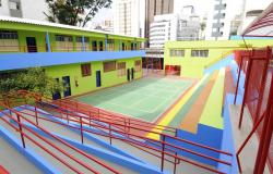 Área interna do colégio Imaco, com muitas cores após a reforma. 
