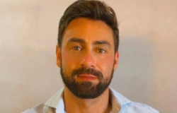 Foto oficial - Leonardo Nunes, Diretor de Marketing e Promoção Turística Diretor de Marketing e Promoção Turística - Leonardo Nunes, posa em uma fotografia em local fechado com camisa cor branca.