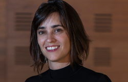 Foto oficial - Marah Costa, Diretora de Eventos da Belotur Diretora de Eventos da Belotur - Marah Costa, posa em espaço fechado, usando blusa na cor preta