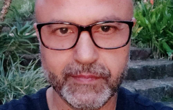 Foto oficial - Marcos Boffa, Diretor de Políticas de Turismo e Inovação Marcos Boffa posa em espaço fechado, usando blusa na cor preta