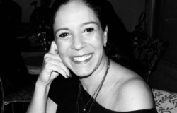Mulher vestindo sorri em foto preto e branco
