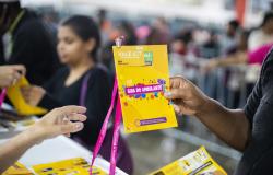 Funcionários da Belotur distribuindo credenciais do Carnaval 2020 a ambulantes