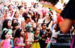 Crianças curtindo o carnaval