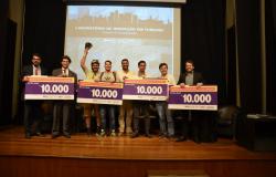  Quatro vencedores do laboratório de experimentação do Carnaval exibem cheques simbólicos de dez mil reais. 