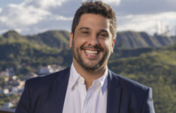 Foto oficial - Gilberto Castro, Presidente da Empresa de Turismo Gilberto Castro posa em espaço fechado, usando blusa na cor branca