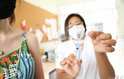 Enfermeira prepara vacina contra a covid