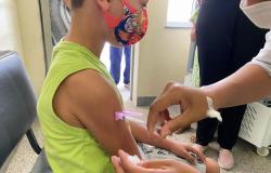 Criança toma vacina contra a Covid-19