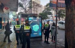 Guardas municipais atuam em ponto de ônibus durante a operação Ponto Seguro