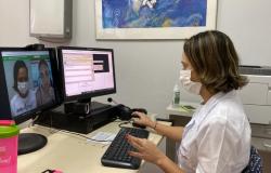 Médica realiza atendimento online de paciente com sintomas respiratórios