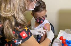 Criança é vacinada contra a Covid