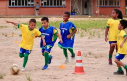 Crianças jogam futebol em escolinha da Prefeitura de Belo Horizonte