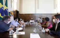 Mesa de reunião entre Prefeito Fuad Noman, secretário André Reis e vereadores