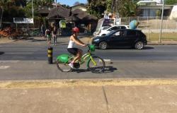 Ciclista em avenida de Belo Horizonte