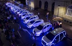 Taxis iluminados com luzes de Natal estacionados na Praça da Liberdade