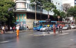 Avenida Amazonas, com circulação de carros e ônibus, durante o dia. 