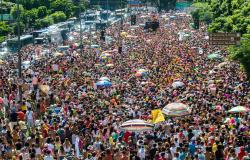 Multidão em bloco carnavalesco nas ruas de BH