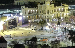 Praça da Estação iluminada à noite