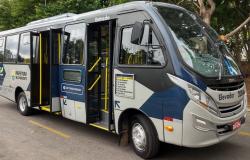 Novo modelo de micro-ônibus que começou a circular nas vilas e favelas, nas cores cinza e azul marinho. 