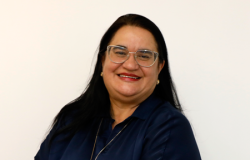 Deusuite Matos Pereira de Assis, Presidente Substituta e Diretora de Ação Regional e Operação da BHTrans Mulher branca de cabelos longos escuros e lisos usando óculos e vestindo camisa escura