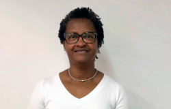 Maria José Ferreira Araújo, Diretora de Relacionamento com o Cidadão e Recursos Humanos Mulher negra de cabelo curto usando óculos e camiseta branca