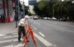 Imagem de agente da BHTrans sinalizando ruas do centro da capital
