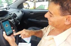 Taxista usa aplicativo Waze dentro do veículo