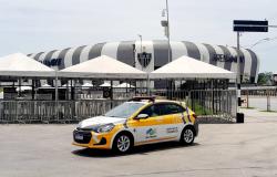 Carro da BHTrans amarelo e branco com tendas brancas na esplanada da Arena MRV