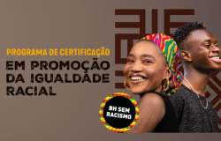 Imagem gráfica em fundo marrom acinzentado. À esquerda, está escrito: “Programa de Certificação em Promoção da Igualdade Racial”. À direita, aparecem duas pessoas negras sorrindo: em primeiro plano, uma mulher usa um turbante colorido, brincos dourados e roupa preta; atrás dela, um homem jovem veste camiseta preta e colar. Na parte inferior, há um selo circular colorido com a frase “BH Sem Racismo”. Ao fundo, elementos gráficos em tons de marrom complementam a composição.