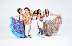 Grupo feminino apresenta carimbó no Teatro Raul Belém Mahcado