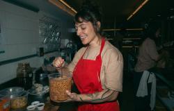 Cozinheiros dos restaurantes populares participam de oficina com a chef Carol Dini