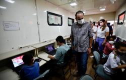 Prefeito Alexandre kalil acompanha crianças que fazem atividades em computadores dentro da carreta Conexão Gentileza