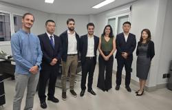 Servidores da Secretaria Municipal de Política Urbana estão perfilados, em pé, durante a recepção à comitiva chinesa.