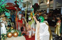Três Reis Magos, com máscaras, no hall da Prefeitura de Belo Horizonte. 