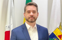 Foto oficial - Daniel da Cunha Messias Roque, Chefe de Gabinete do Prefeito Daniel da Cunha Messias Roque posa em espaço fechado, usando blusa na cor branca