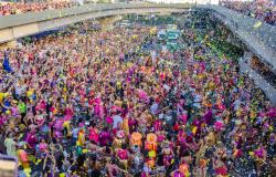 Imagem do bloco carnavalesco Então, Brilha! em desfile na Avenida dos Andradas, durante o Carnaval de Belo Horizonte 2026. Elementos do cortejo destacam as cores rosa e amarela. 